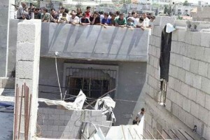 A Gaza i palestinesi salgono sui tetti delle loro abitazioni, come scudi umani, per proteggerle dai bombardamenti