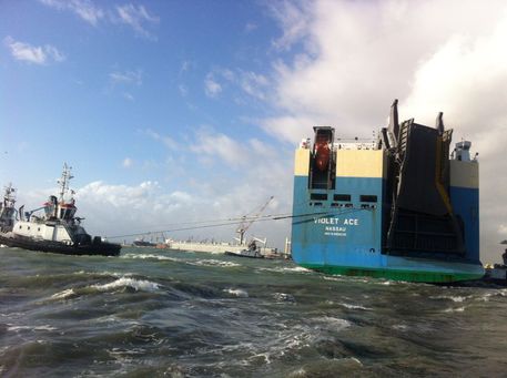 Maltempo: forte libeccio, cargo si incaglia porto Livorno