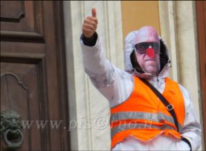 dipendente AAMPS con la maschera di Nogarin e naso rosso