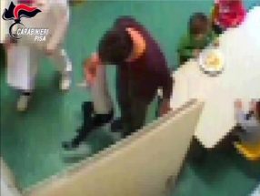 Un frame tratto da un video fornito dai carabinieri di Pisa mostra un'educatrice scolastica di 58 anni, accusata di maltrattare i bambini di un asilo nido del Pisano, 4 Febbraio 2016. ANSA/ US/ CARABINIERI +++ NO SALES, EDITORIAL USE ONLY +++